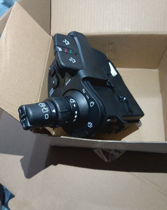 Це перемикач склоочисника та світла для автомобілів Renault Clio III т