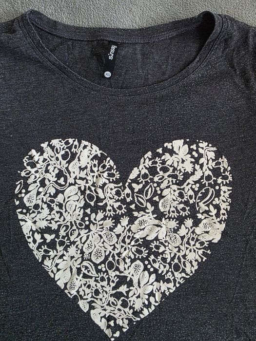 Szary t-shirt z nadrukiem