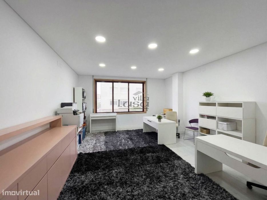Espaço comercial com 451 m², localizado em Vilar de Andorinho, Vila...