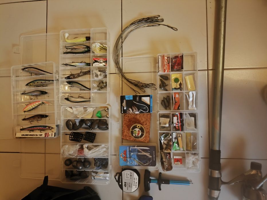Cana de pesca completa e mala cheia de material de pesca
