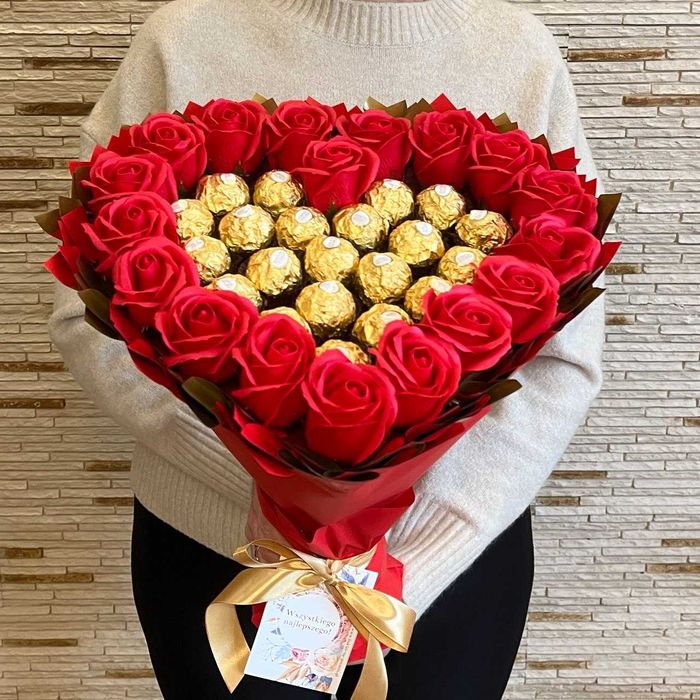 Prezent na 18 urodziny. Bukiet serce Ferrero Rocher i róże mydlane
