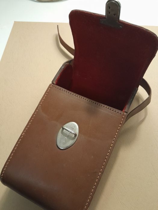 Lindo estojo em pele, marca Kodak, forrado veludo vermelho.
