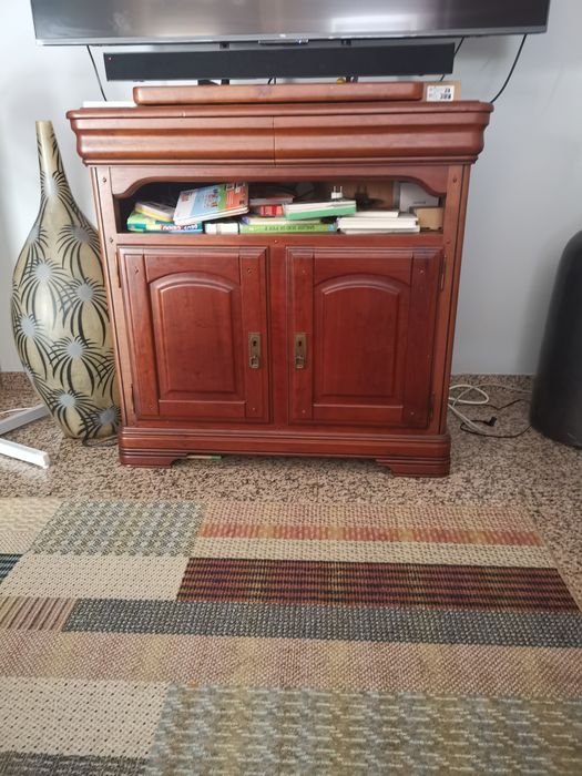 Movel tv combina funcionalidade e estilo clássico.                       Largura 94cm
Profundidade 55cm
Altura 96cm
Prateleira de cima é giratória