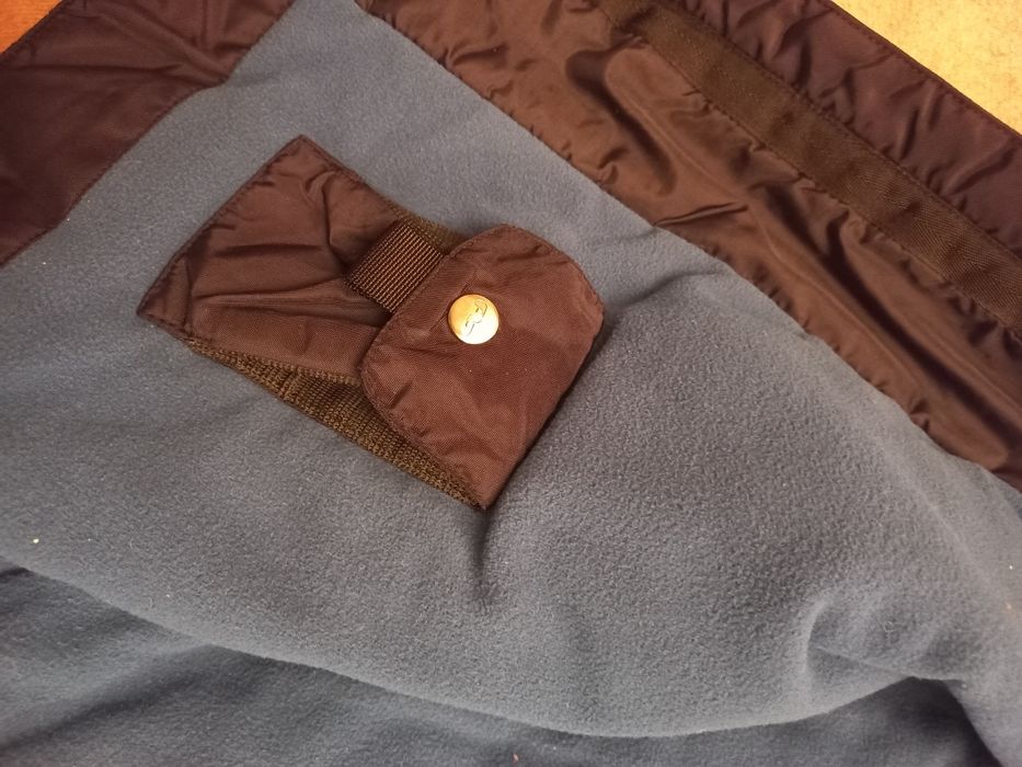 Anorak preto em polisstereno com forro em flanela azul petróleo