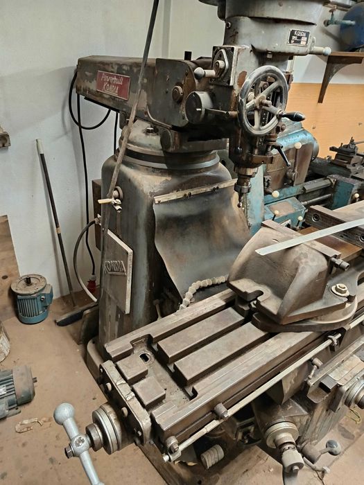 Fresadora Marca Kondia com muitos acessórios