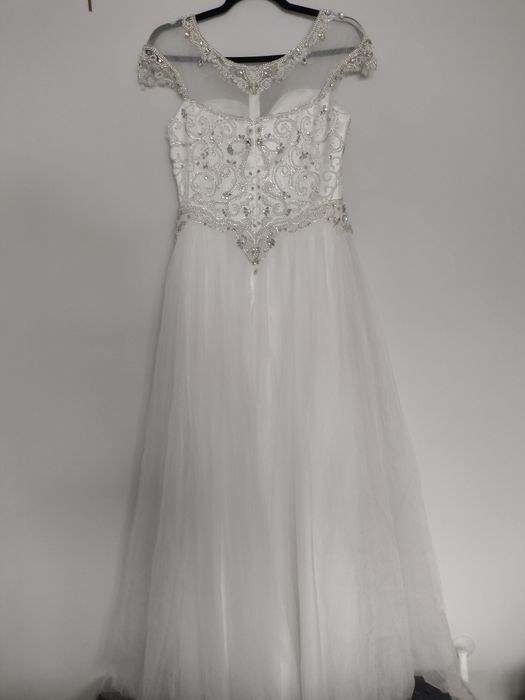 Suknia ślubna bogato zdobiona na lekkim rękawku