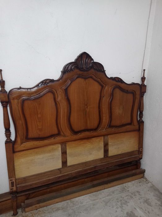 Cama antiga em madeira