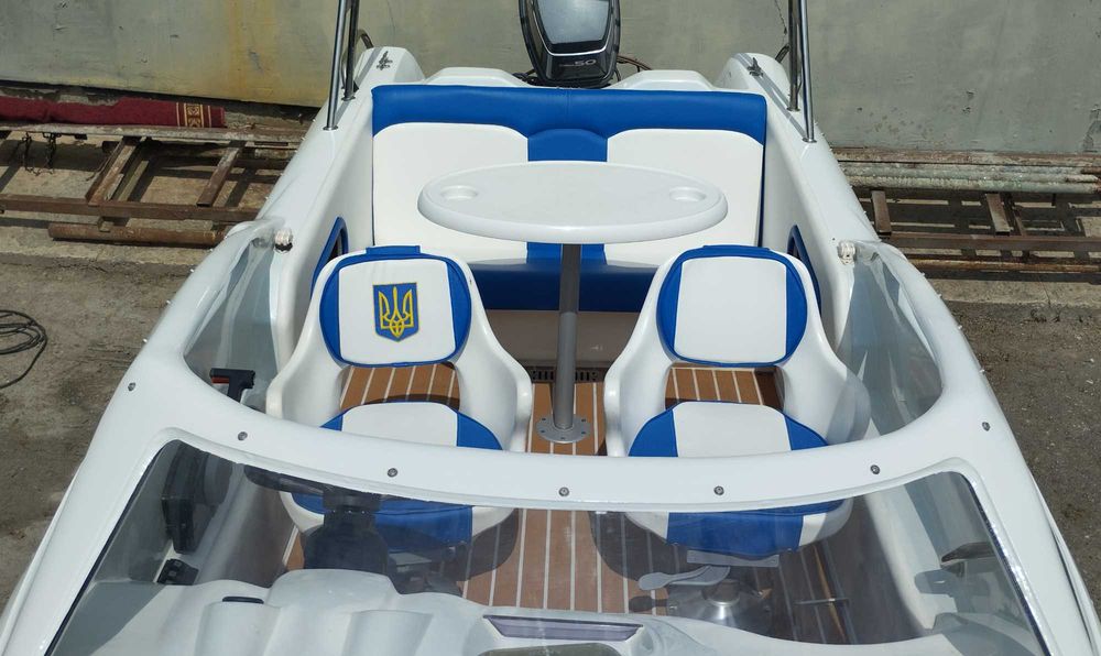 Катер для романтичних прогулянок.