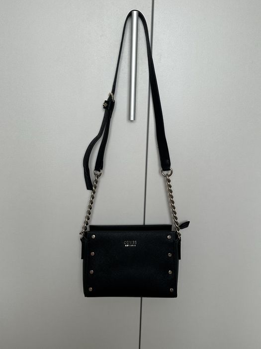 Чорна сумка Guess через плече