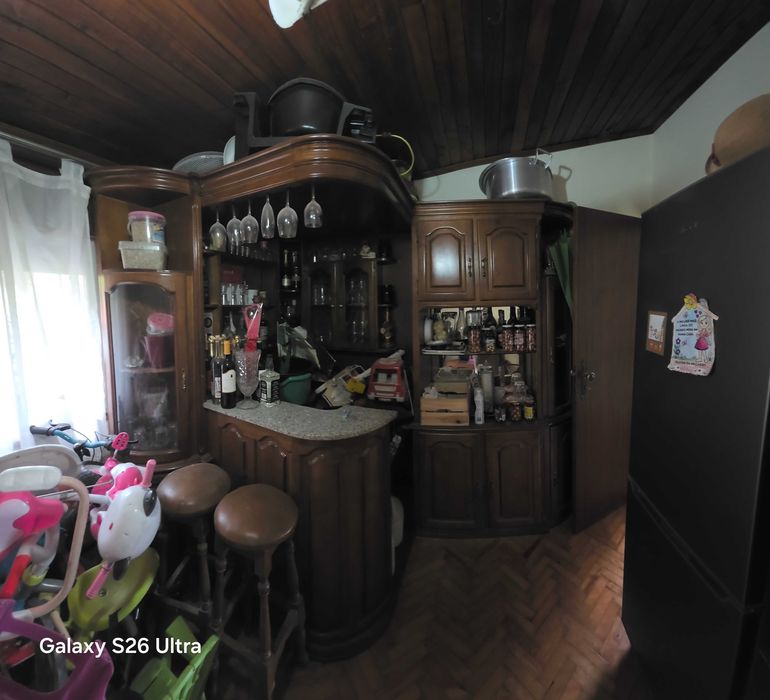 Bar de sala com dois bancos