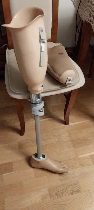 Proteza lewej nogi plus silikon