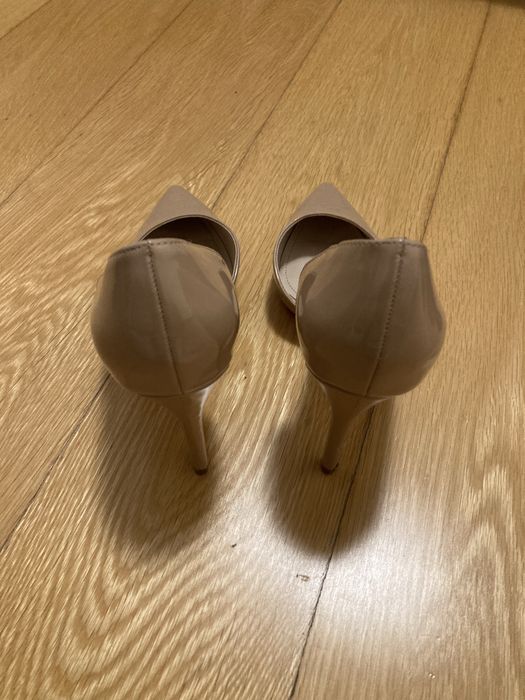 Saltos agulha nude verniz