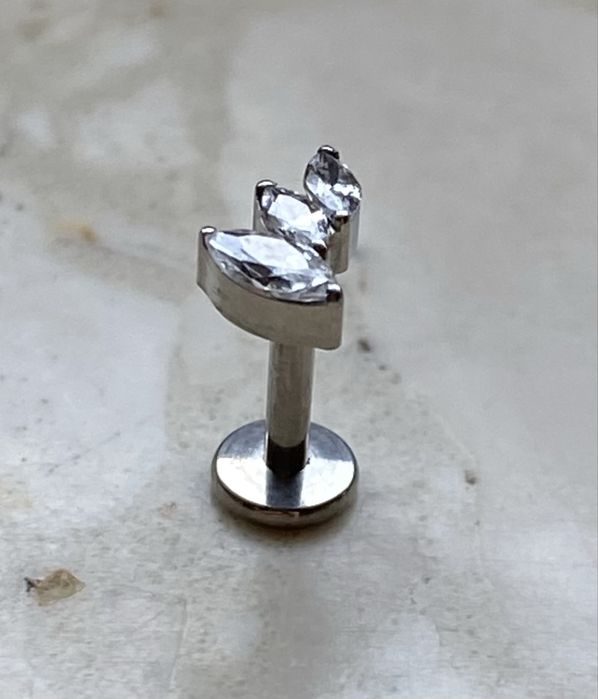 Labret kolczyk 6 mm unisex piercing 16 G Tytan