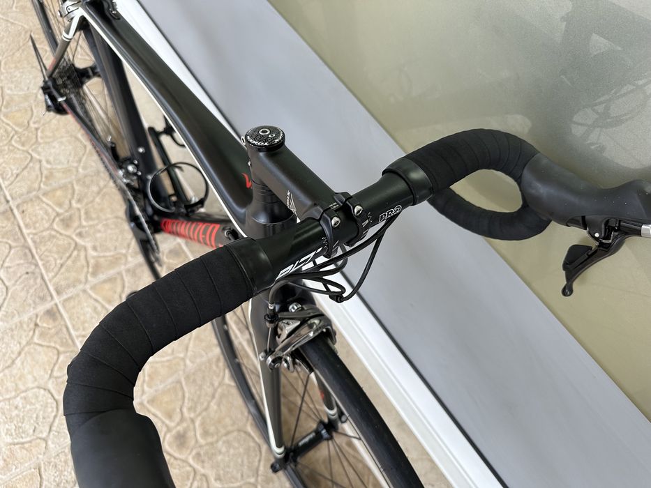 Bicicleta de estrada Specialized em carbono