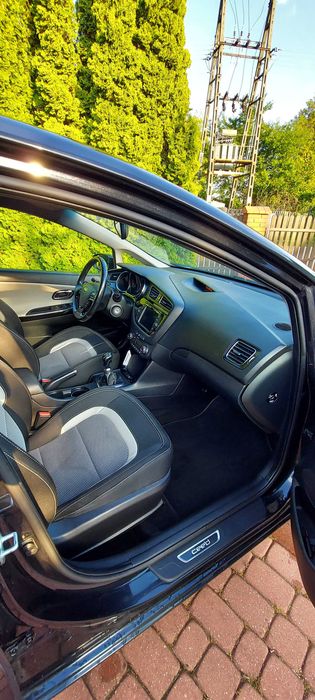samochód osobowy  KIA CEED