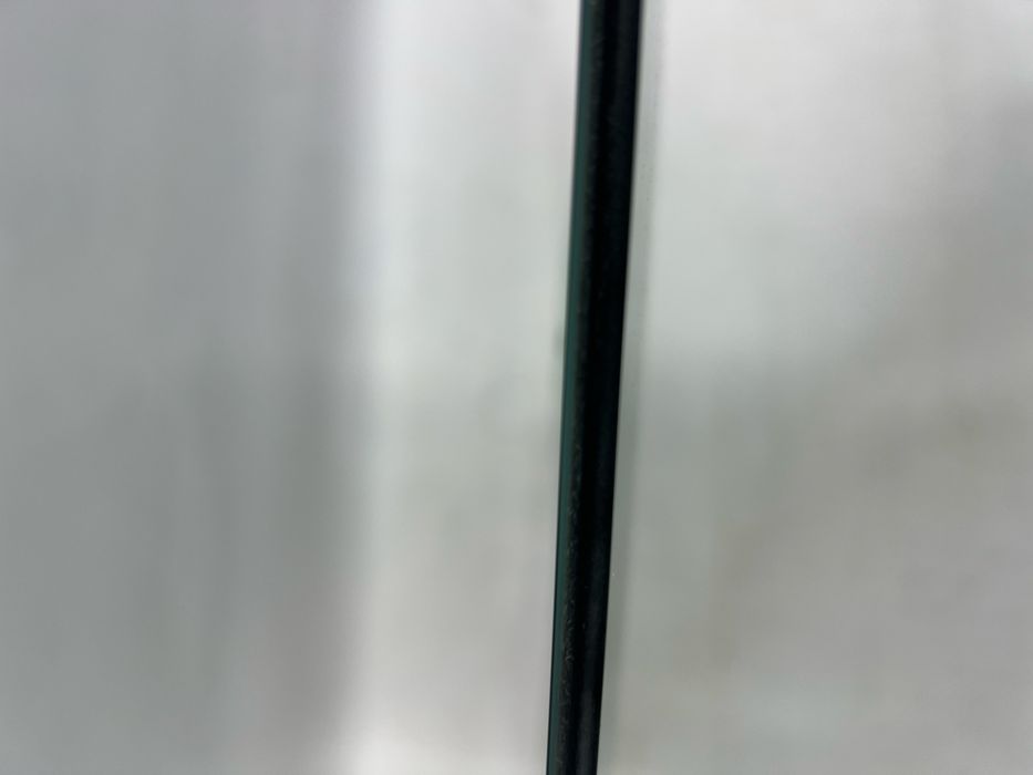 Скло ліве (півторачка )Tesla model Y