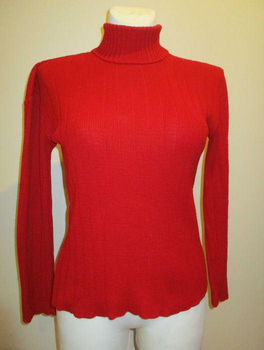Czerwony golf sweterkowy.