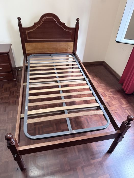 Cama de Solteiro madeira mogno  e as gavetas tambem