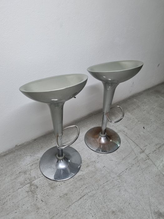 Comjunto de mesa e 2 cadeiras altas de bar