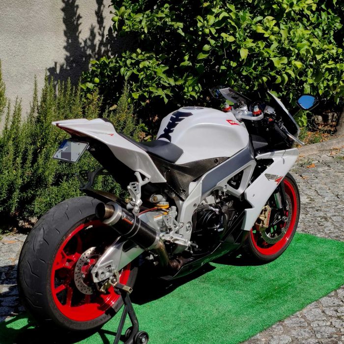 Aprilia RSV4 (De Livrete: 149kW / 201cv)