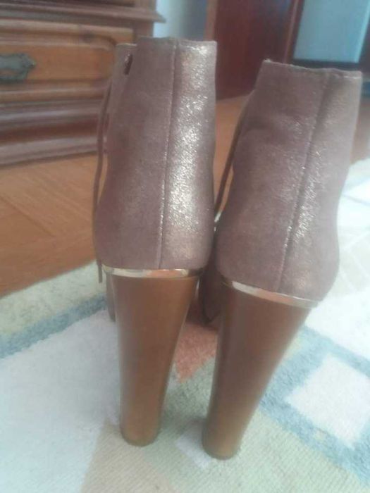 Botas em pele tamanho 38