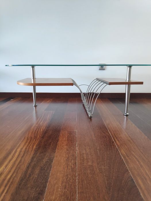 Mesa de centro com tampo de vidro.