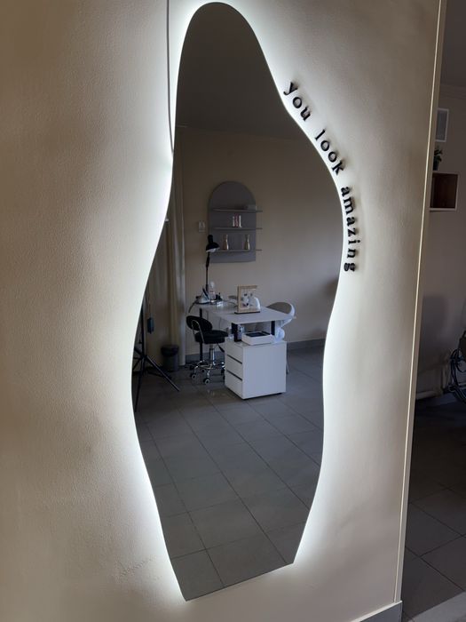 Дзеркало з підсвіткою