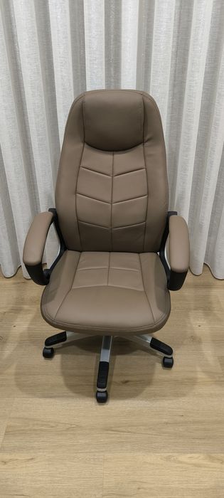 Cadeira escritório castanha como nova