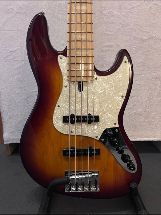 Marcus Miller V7