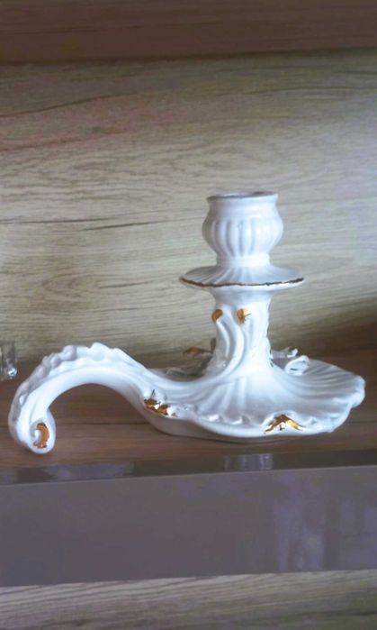 Jednorożec i świecznik, biała porcelana ze złotymi brzegami. Cena za 2