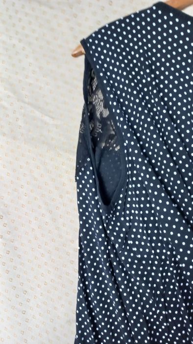 T-shirt cavada preta e com renda