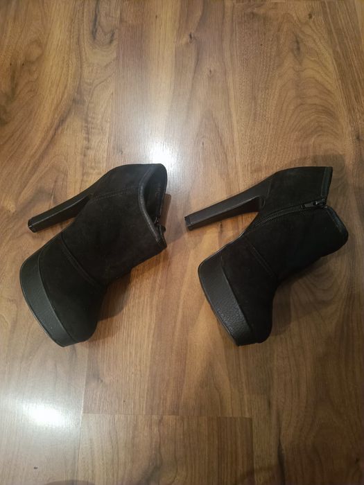 Botas altas e Botins para senhora (5 € cada)