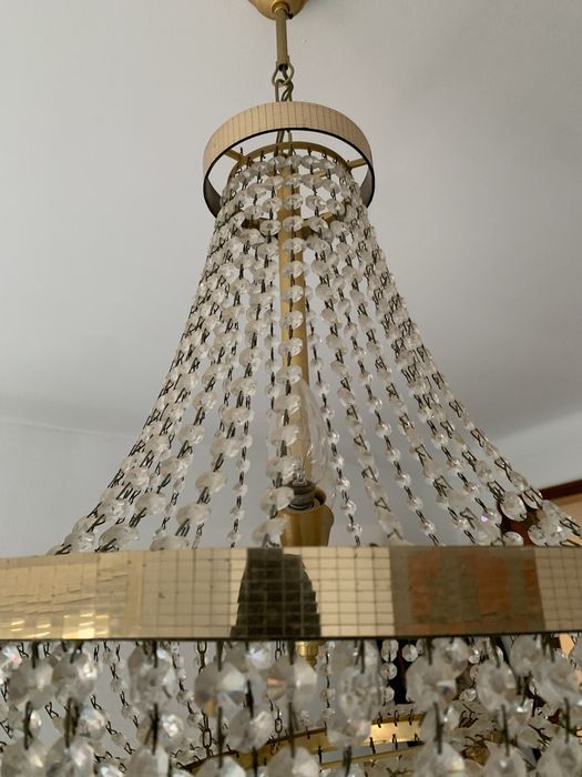 Candeeiro lustre em vidro e dourado.