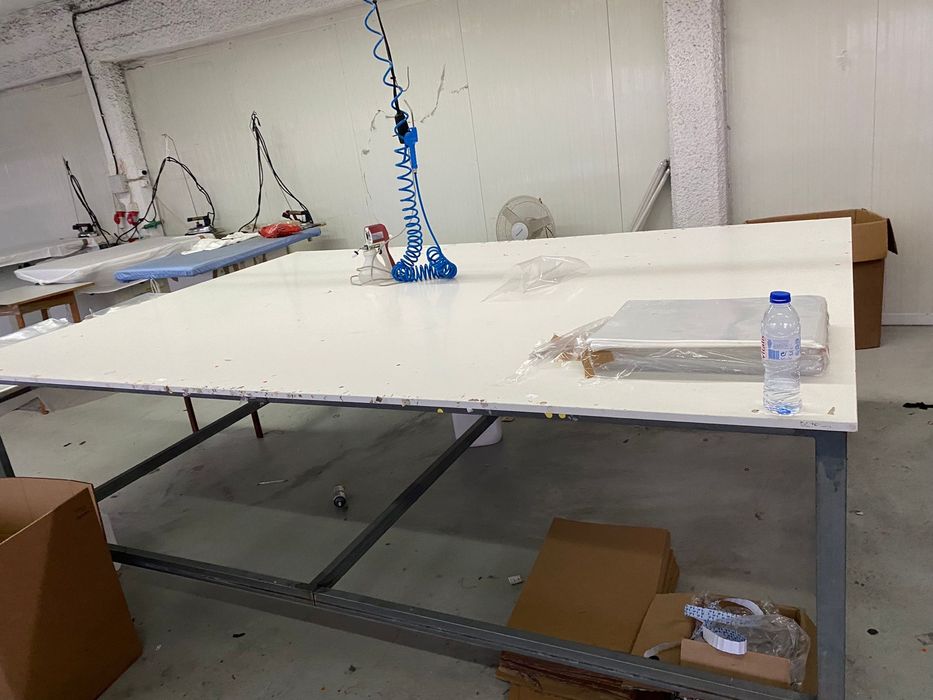 Mesas e ferro industrial textil