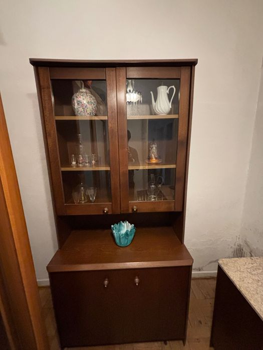 Louçeiro - Móvel antigo em madeira com portas de vidro – bom estado