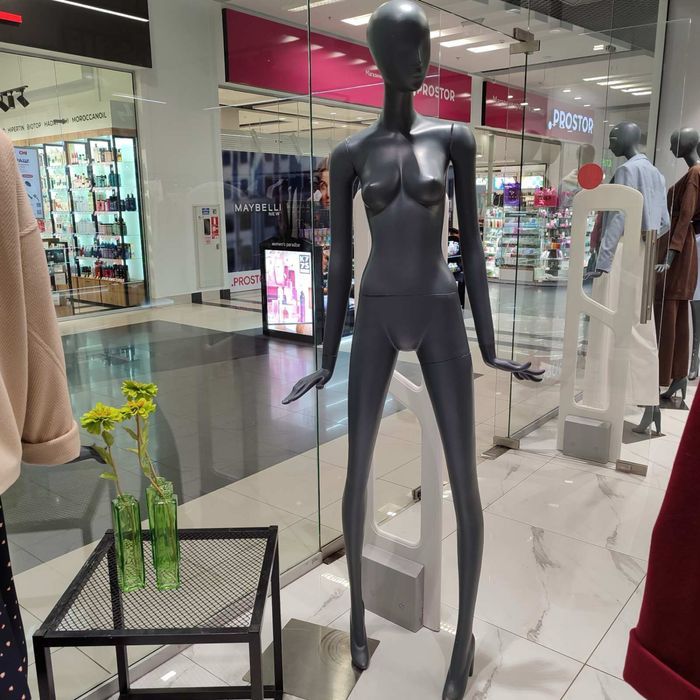 Манекени сучасні , жіночі , для магазину одягу та білизни.