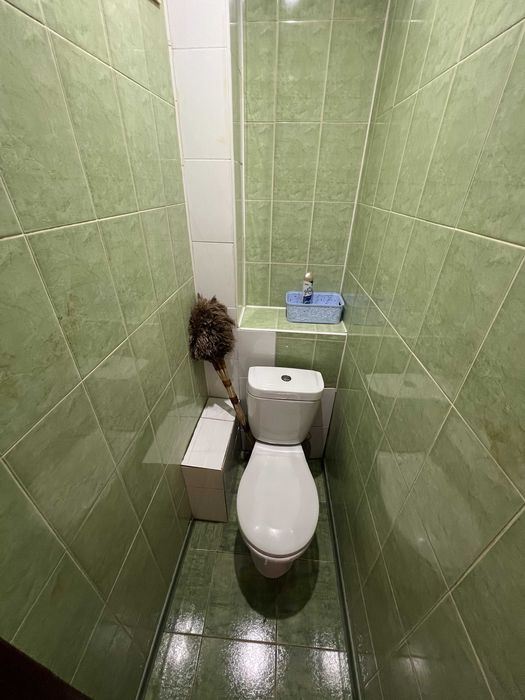 Простора 2-к квартира ,середний поверх