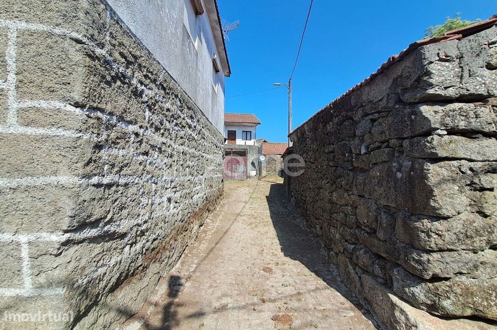 Moradiapara recuperar em Beça, próximo do lago da albufeira de Pisõ...