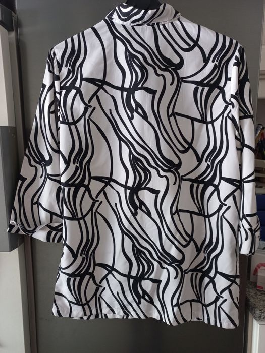 Camisa branca com listas pretas