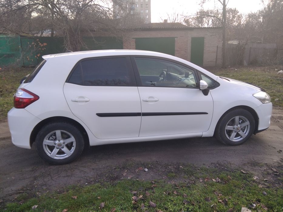 Продам Toyota auris 2011