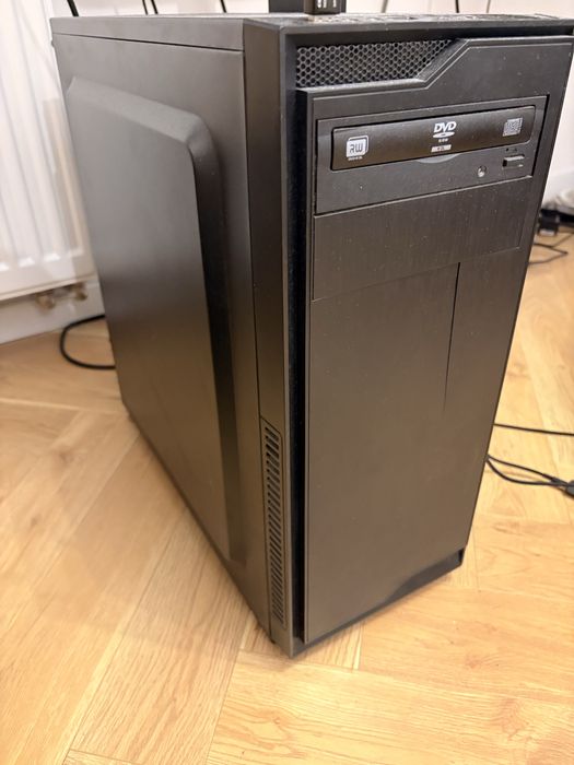 komputer stacjonarny + 2 moniotry