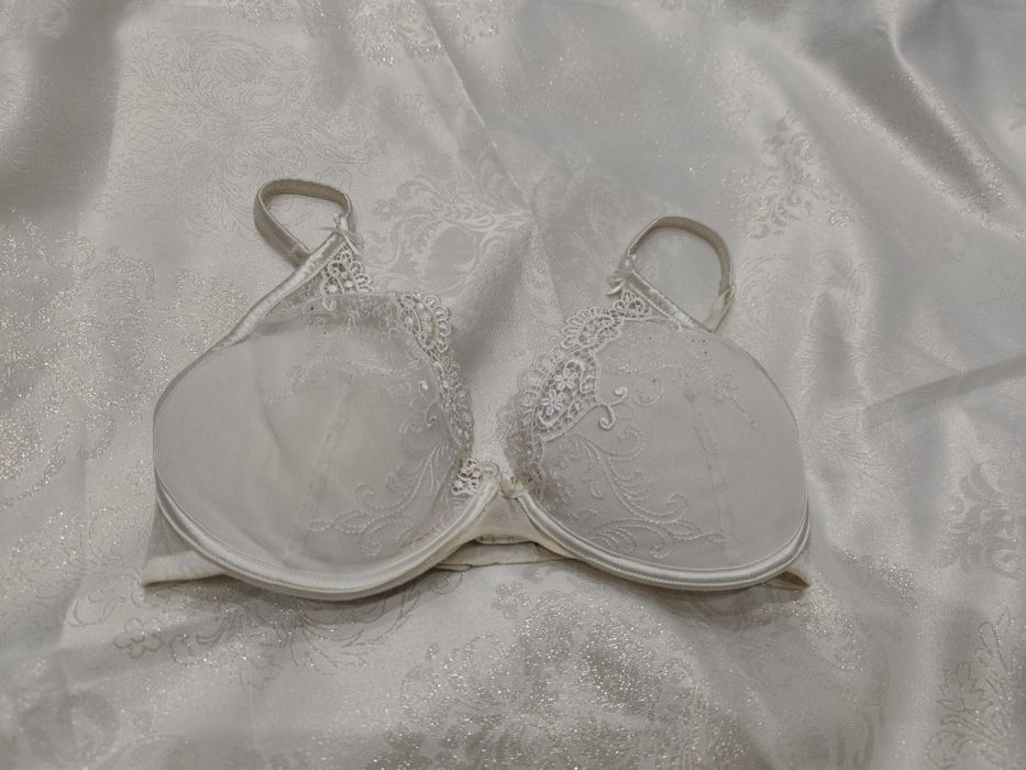 Oddam biustonosz Triumph 75c