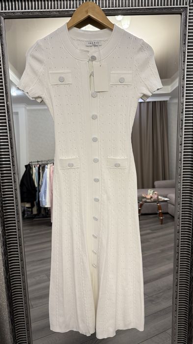 Белое трикотажное платье Sandro