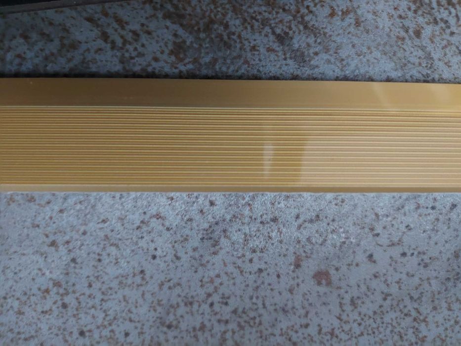 Profil schodowy ryflowany złoty