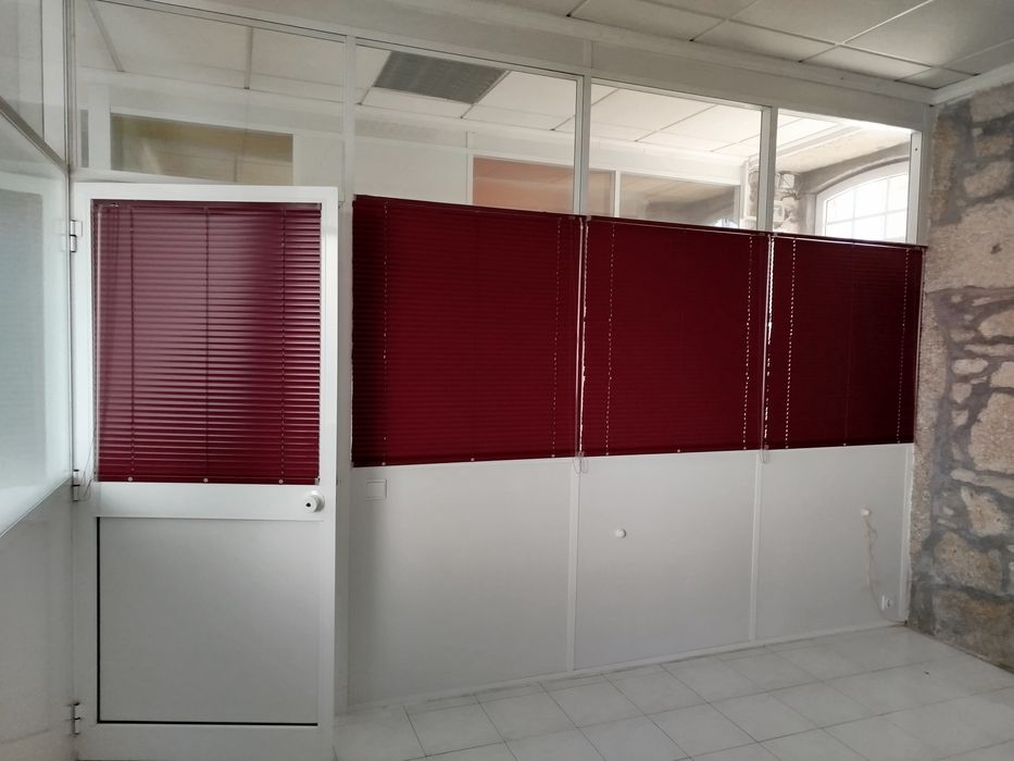 Divisórias e portas em alumínio e vidro duplo