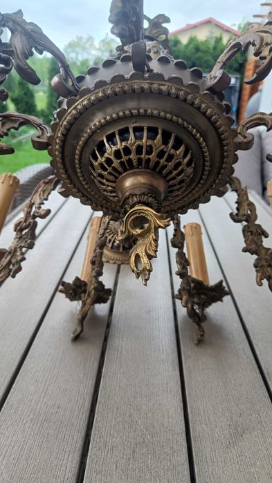 Żyrandol mosiężny 9-cio ramienny.