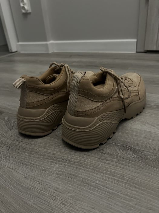 beżowe buty sportowe