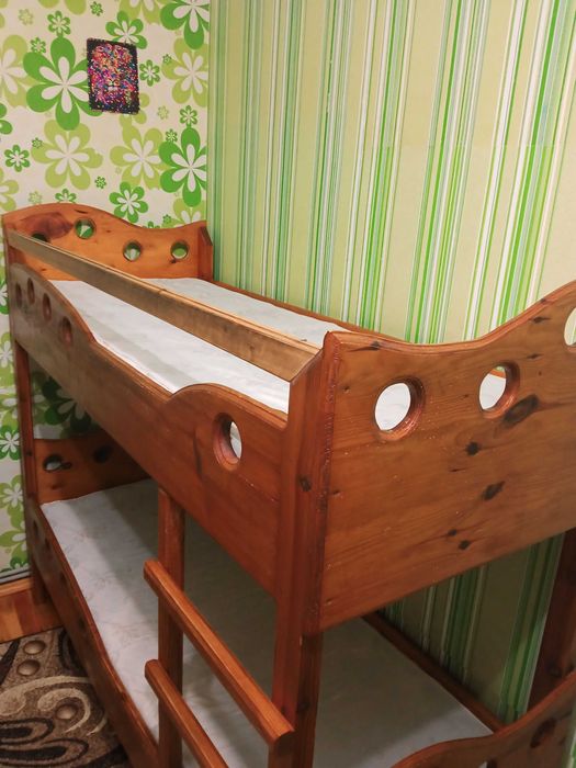 Продам двоповерхове ліжко з матрацами!