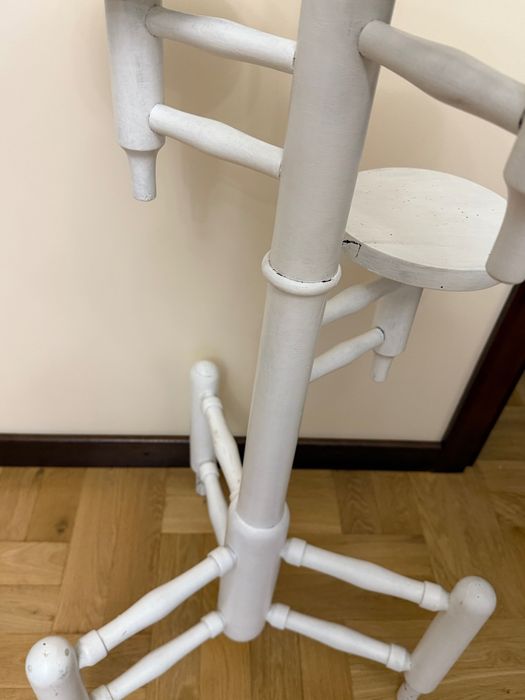 Biały drewniany kwietnik