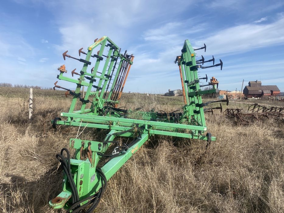 Продається практично новий культиватор. Всю війну стоіть не працює.